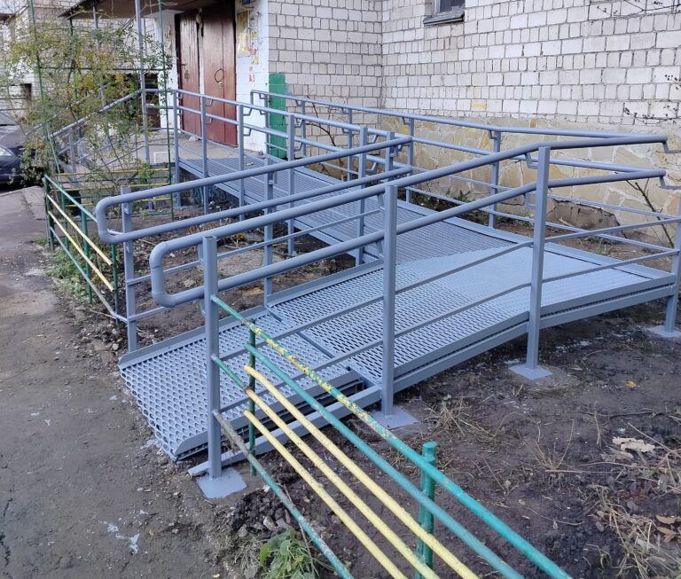 У Вінниці встановили пандус біля ще одного багатоквартирного будинку