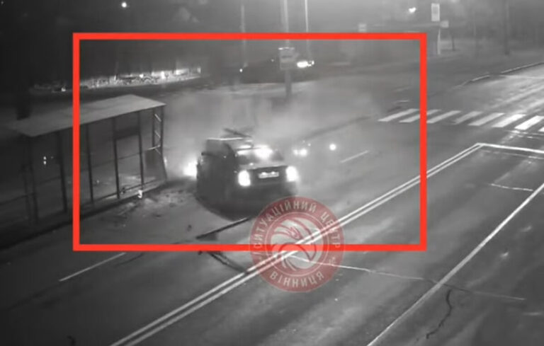 У Вінниці нетверезий водій на швидкості в’їхав у світлофор і зупинку (відео)