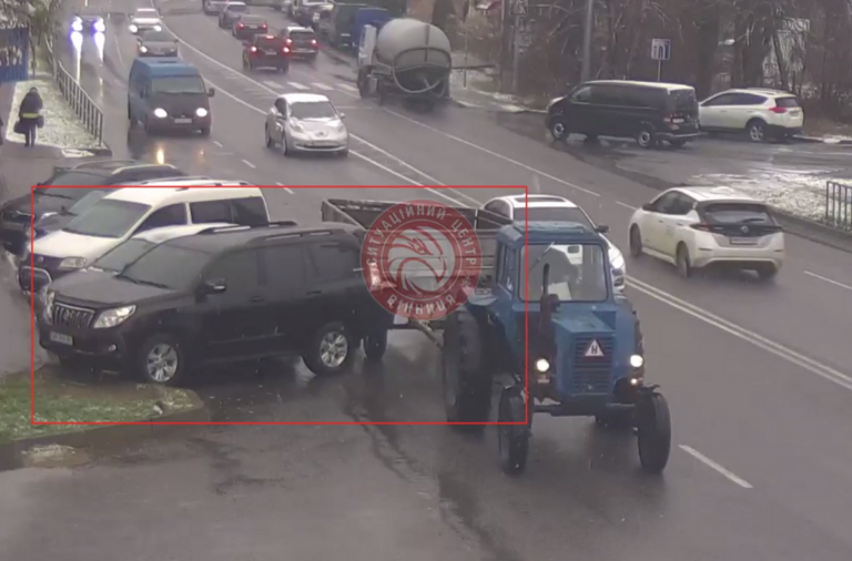 У Вінниці трактор вїхав причепом у автівку Toyota