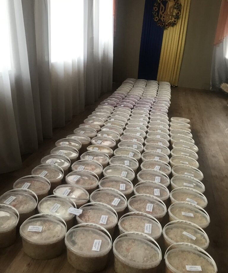 На Вінниччині господині приготували 140 відер квашеної капусти для захисників