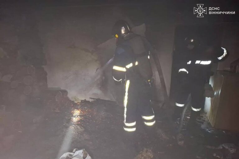 На Вінниччині спалахнула масштабна пожежа у приватному будинку