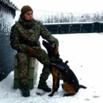 Кінолог із бригади Червона калина готує бельгійську вівчарку до служби на Сході
