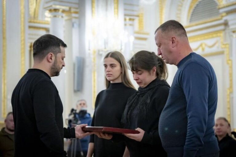 Президент передав орден «Золота Зірка» родині штурмана Дениса Бадіка з Вінниці (ФОТО)