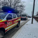 На Вінниччині рятувальники витягали «швидку» та авто з дитиною зі снігового замету