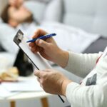 З 1 січня 2025 року роботодавці в Україні будуть зобовязані оплачувати психіатричні огляди своїх працівників