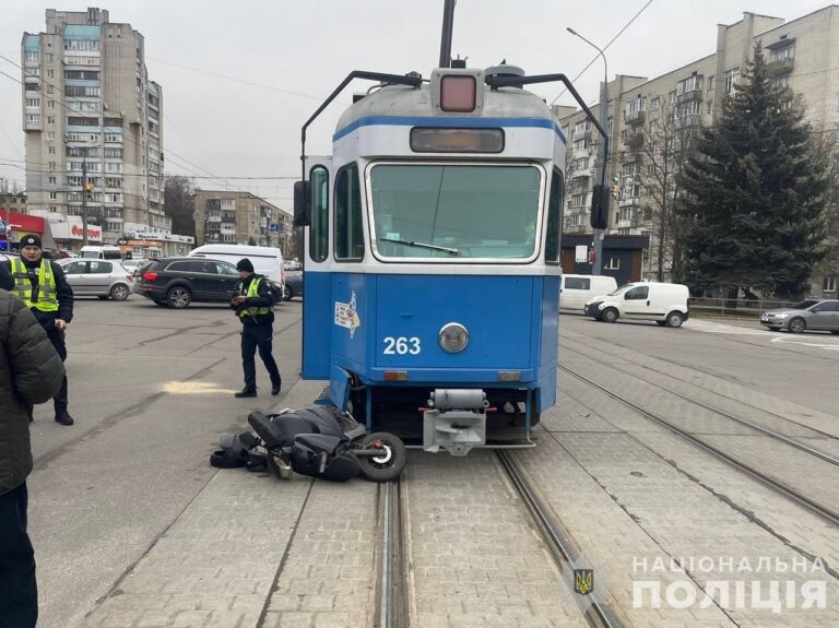 Поліція повідомила подробиці зіткнення трамвая та водія скутера у Вінниці
