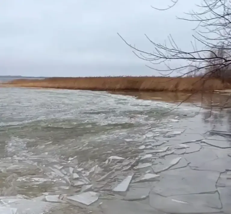 Неймовірне видовище: озеро Світязь замерзло (відео)