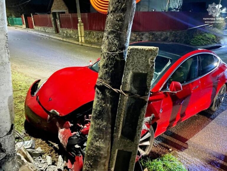У Вінниці водій Tesla врізався в електроопору під час комендантської години