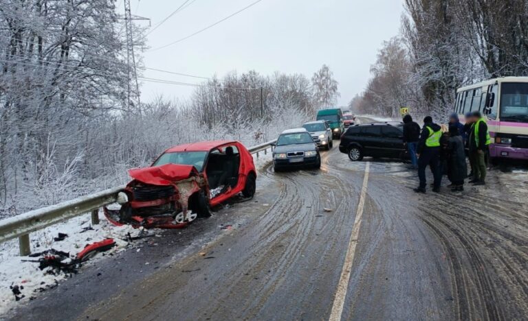 Поліція працює на місці аварії, у якій травмувалися обидві водійки та однорічна дитина Головне управління Національної поліції у Вінницькій області - Google Chrome