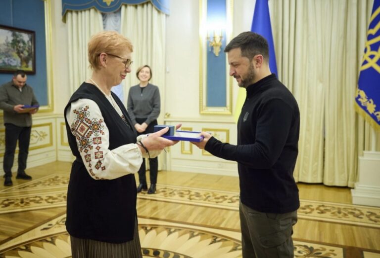 Відзнаку «Золоте серце» Президент вручив двом волонтеркам з Вінниччини Вінниця.інфо - Google Chrome
