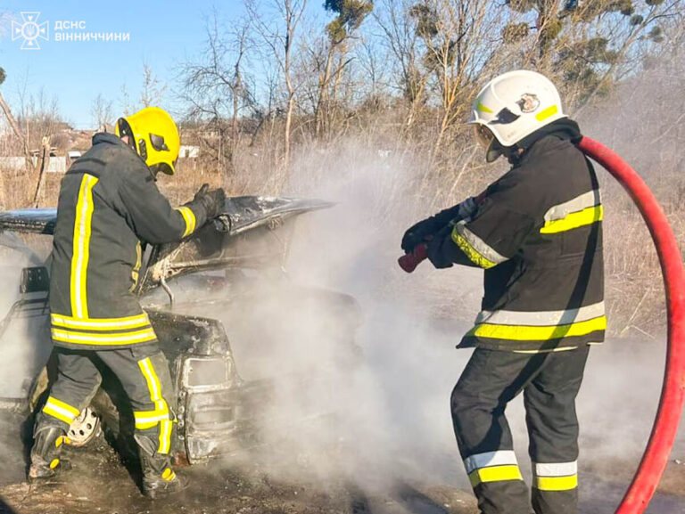 На Вінниччині горіли дві автівки