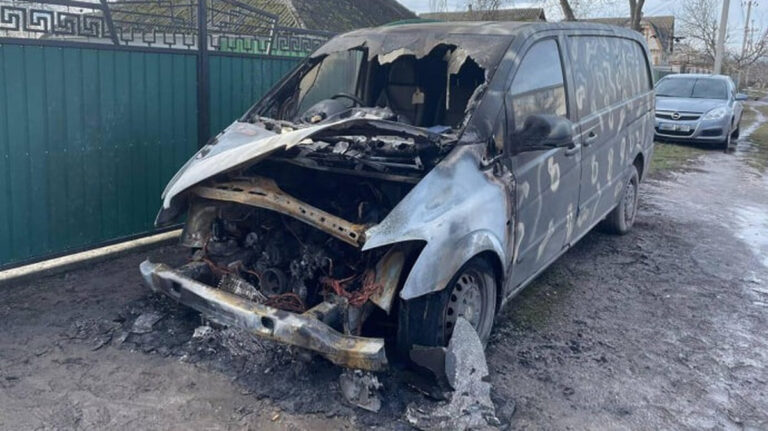 Можливий підпал: вщент згоріло волонтерське авто марафонця Романа Кашпура з Хмільника (ВІДЕО)