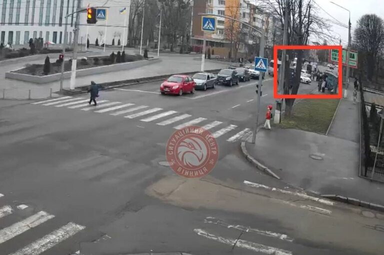 У Вінниці троє юнаків перебігли дорогу у неналежному місці: одного збило авто
