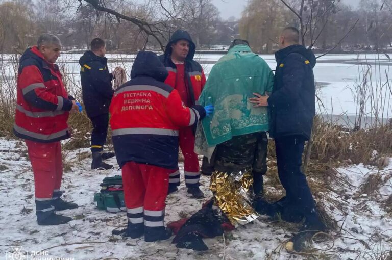 У Вінниці врятували чоловіка, який з велосипедом провалився під лід