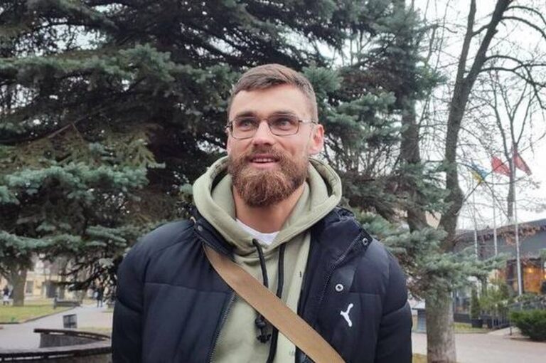 Штурмовик з Вінниччини, який на війні втратив ногу, возить допомогу побратимам на фронт