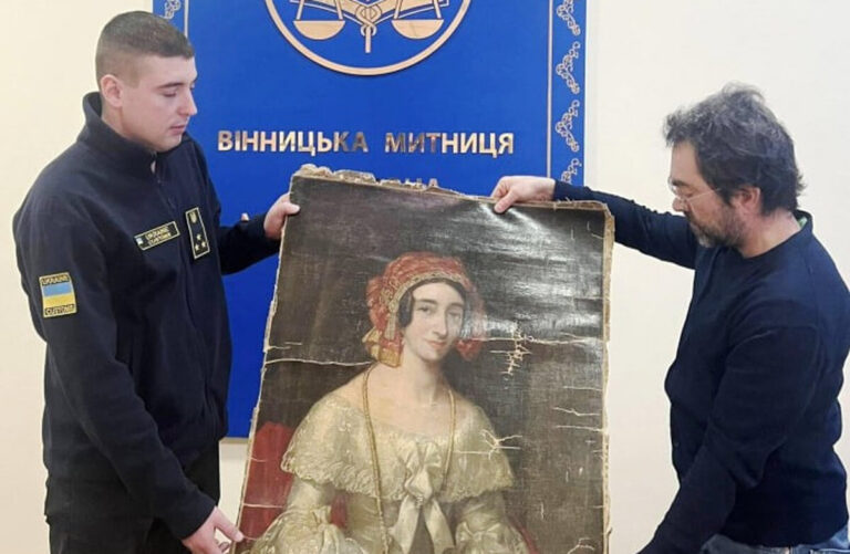 Конфіскували митники на Вінниччині: до музеїв передали старовинні картини, книги та монети (ФОТО)