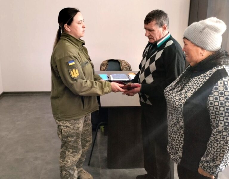 Батькам загиблого Героя з Вінниччини вручили орден «За мужність» III ступеня