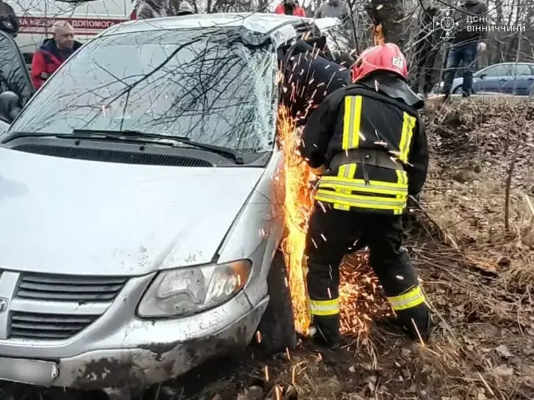 На Вінниччині рятувальники вирізали з авто постраждалого в ДТП водія