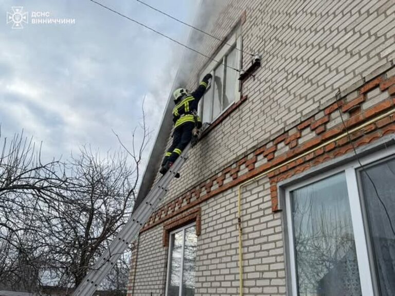 На Вінниччині пожежа знищила дах будинку, тонну сіна та солому