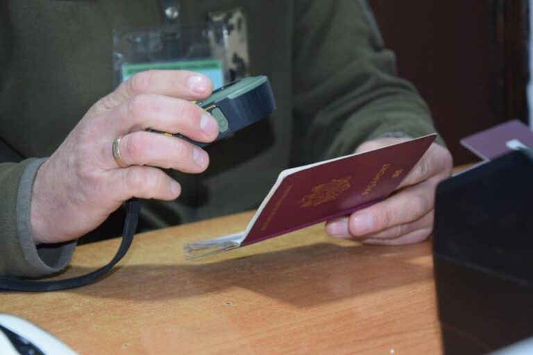 Чоловік намагався виїхати за кордон, «купивши» трьох віртуальних дітей за 6 тисяч євро