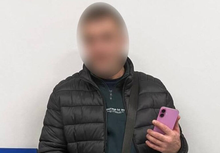 В одному з ТЦ Вінниці чоловік викрав гламурний смартфон