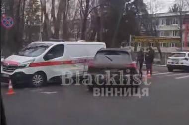 У Вінниці: автомобіль швидкої допомоги потрапив у ДТП