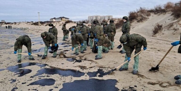Катастрофа у Чорному морі мазут наближається до Одеси