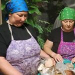Дві вінничанки, що втратили чоловіків на війні готують смачні каші у банках для захисників