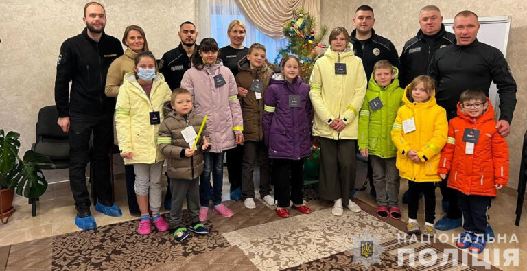 Допомога дітям: вінницькі поліцейські завітали до одного з кризових центрів області (ФОТО)