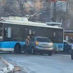 У Вінниці авто протаранило тролейбус: рух на Коріатовичів повністю зупинено