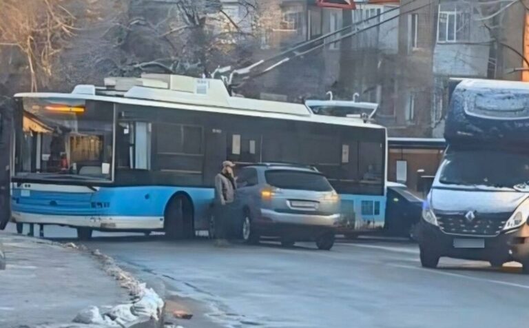 У Вінниці авто протаранило тролейбус: рух на Коріатовичів повністю зупинено
