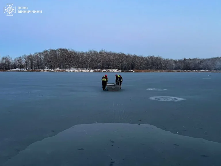 На Вінниччині з-під криги дістали тіло чоловіка