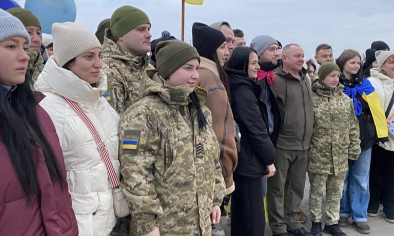 У Могилеві-Подільському зустріли звільненого з полону прикордонника (ФОТО)