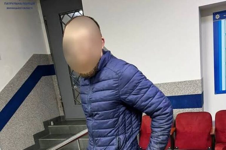 Заважав мешканцям будинку: у Вінниці патрульні затримали п’яного хулігана
