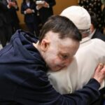 Хлопчик, який пережив ракетний удар у Вінниці, зустрівся з Папою Римським