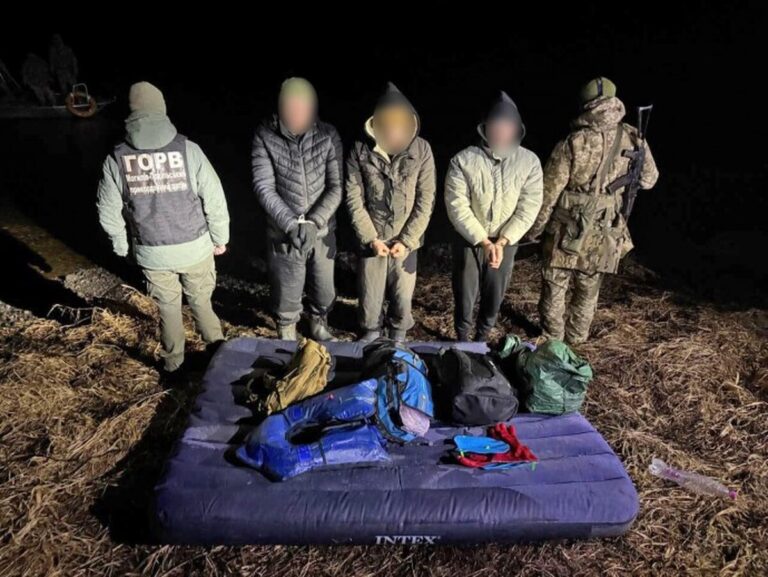 Троє чоловіків у Вінницькій області намагалися перетнути кордон на матраці з лопатками (Відео)