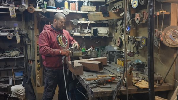 Волонтер із Вінниці майструє буржуйки для оборонців