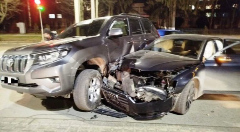 У Вінниці на перехресті зіткнулися Toyota та Audi (Відео)