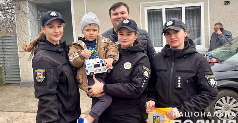 Поліцейські відвідали хлопчика, якого шукали на Вінниччині (ФОТО)