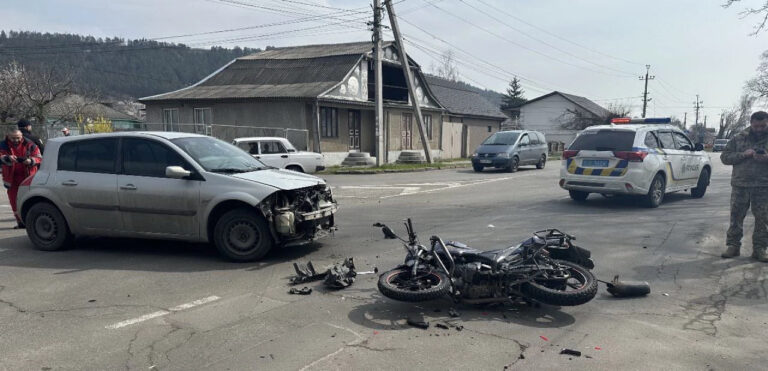 На Вінниччині зіткнулися авто та мотоцикл: деталі ДТП
