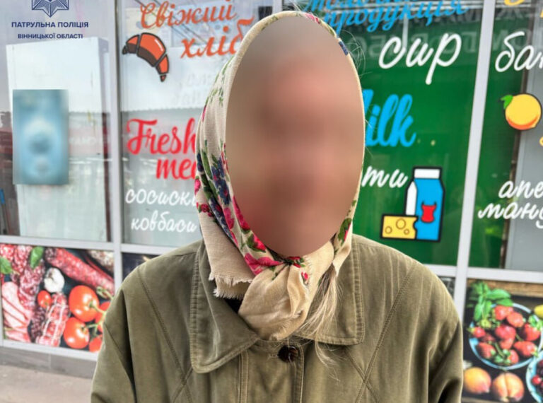 Загубилася у місті: вінницькі поліцейські допомогли дістатися додому 80-річній жінці