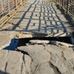 У Тульчинському районі розвалилась пішохідна частина мосту: як хулігани цим скористались (ФОТО)
