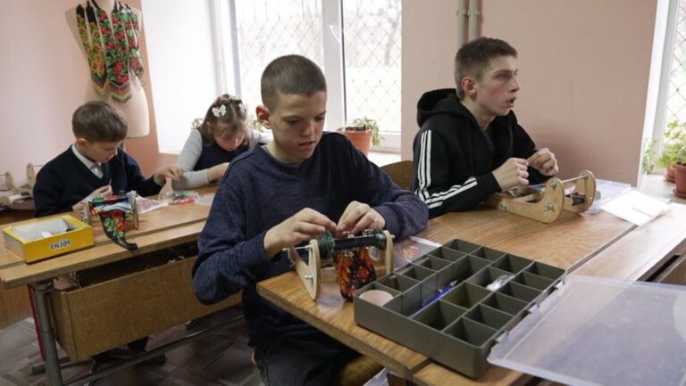 Школяр з Вінниччини будує власний бізнес з бісероплетіння