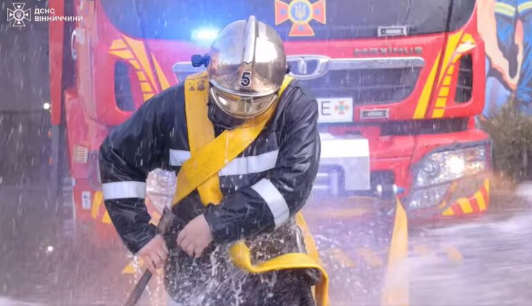 Облили водою під звуки сирени: як у Вінниці пожежника проводжали на пенсію (Відео)