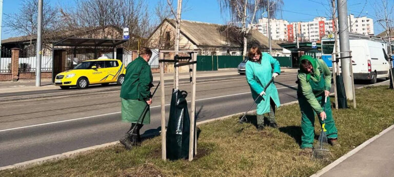 У Вінниці встановлюють мішки для поливу молодих дерев
