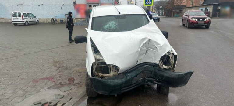 На Вінниччині водій вїхав у бетонну електроопору: деталі аварії