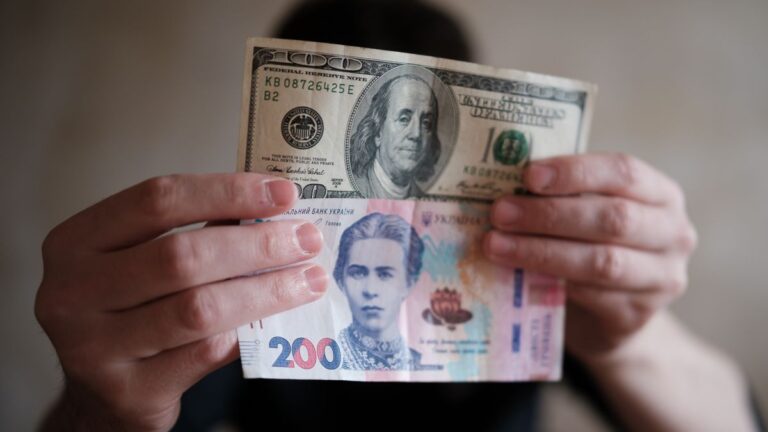 Долар дешевшає: який курс валют на 17 березня
