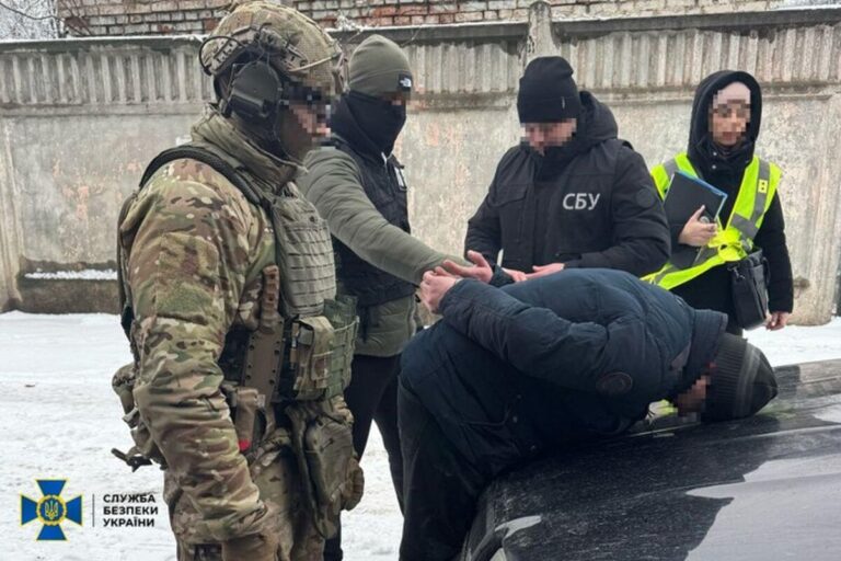 Затримали на хабарі начальника одного з пунктів військової частини у Вінниці
