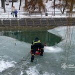У Вінниці бійці ДСНС врятували собаку, яка ледь не потонула в крижаній воді