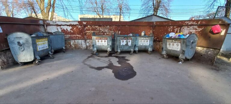 Вінничанка виливала рідкі відходи в сміттєвий контейнер
